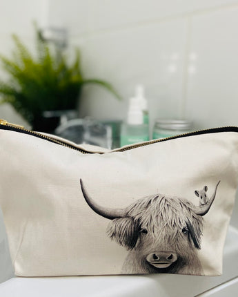 Bessie Highland Cow & Mouse Wash Bag